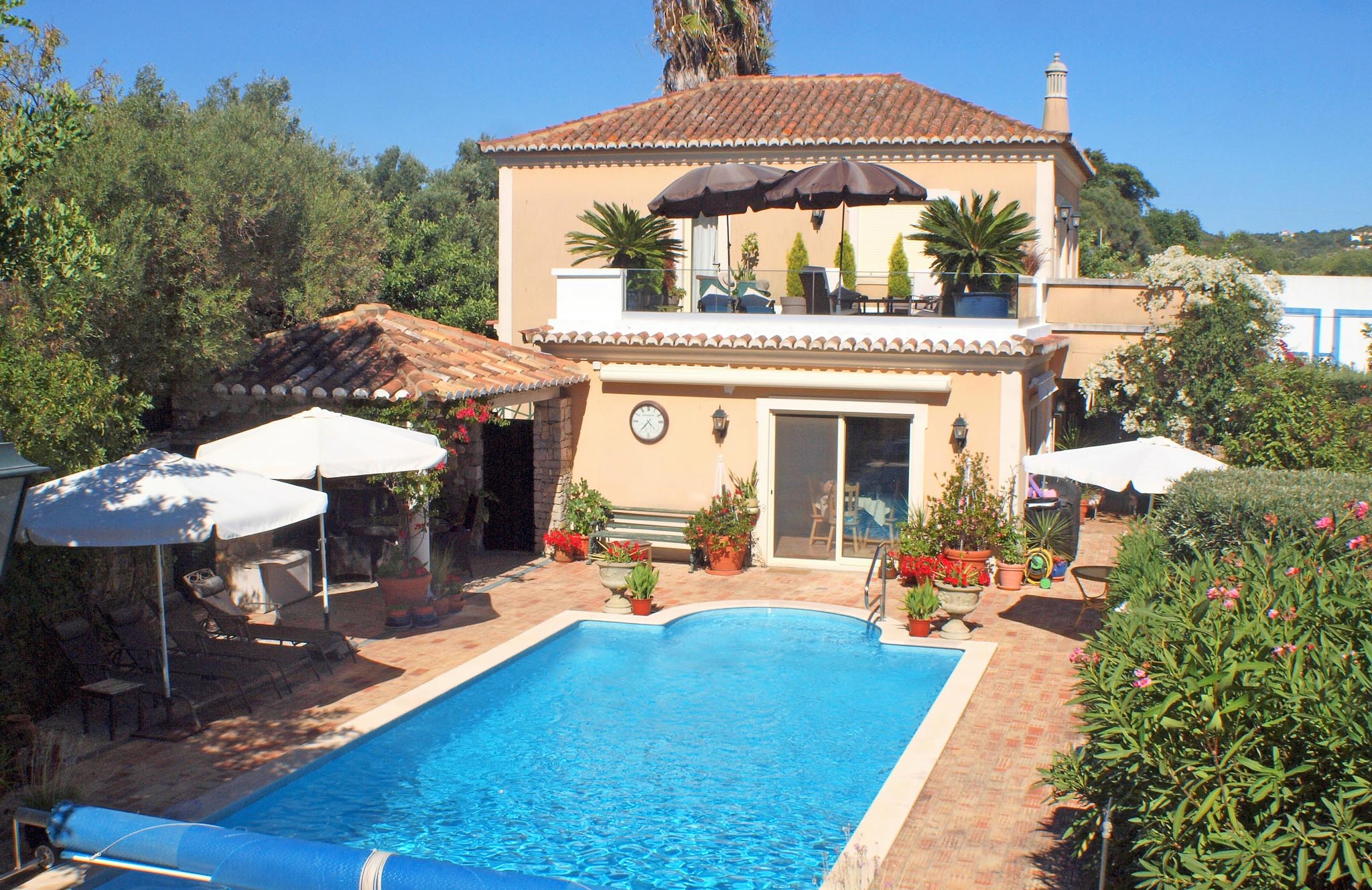 Spacious Four Bedroom Villa with Swimming Pool, Santa Bárbara de Nexe