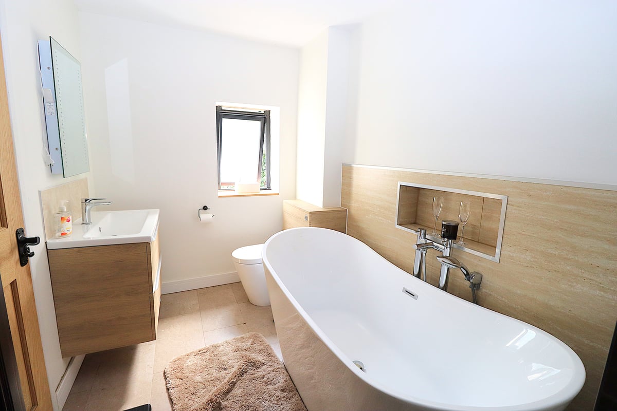 Farnborough Road, Farnborough, GU14 7JL