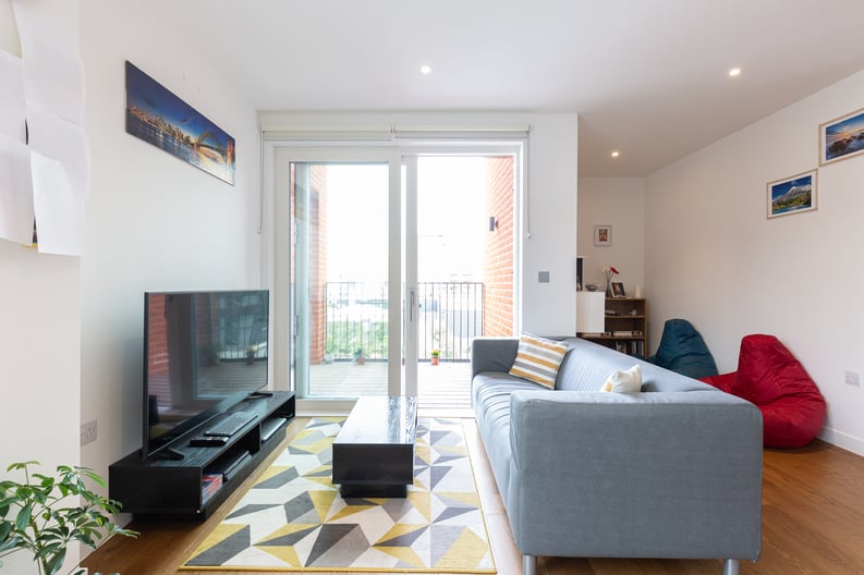 1 bedroom(s) apartment to sale in Lismore Boulevard, London-image 5