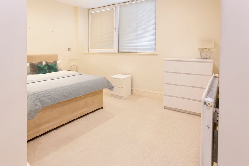 2 bedroom(s) apartment to sale in Lanterns Court, Canary Wharf, London-image 6