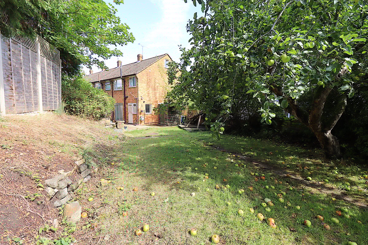Barnes Close, Farnborough, GU14 7JA