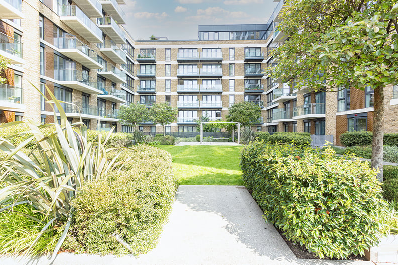 2 bedroom(s) apartment to sale in Plumstead Road, Woolwich, London-image 16