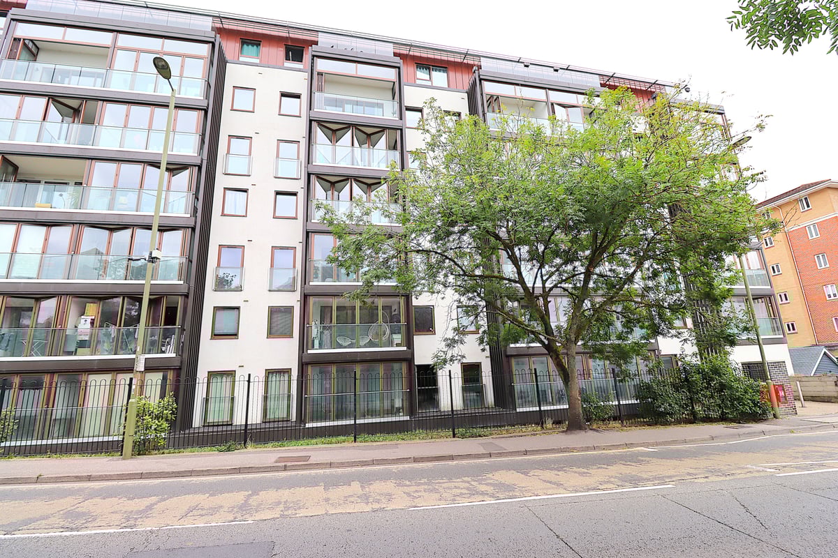 Farnborough Road, Farnborough, GU14 7GZ