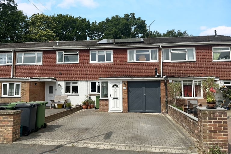 FRIMLEY, £425,000