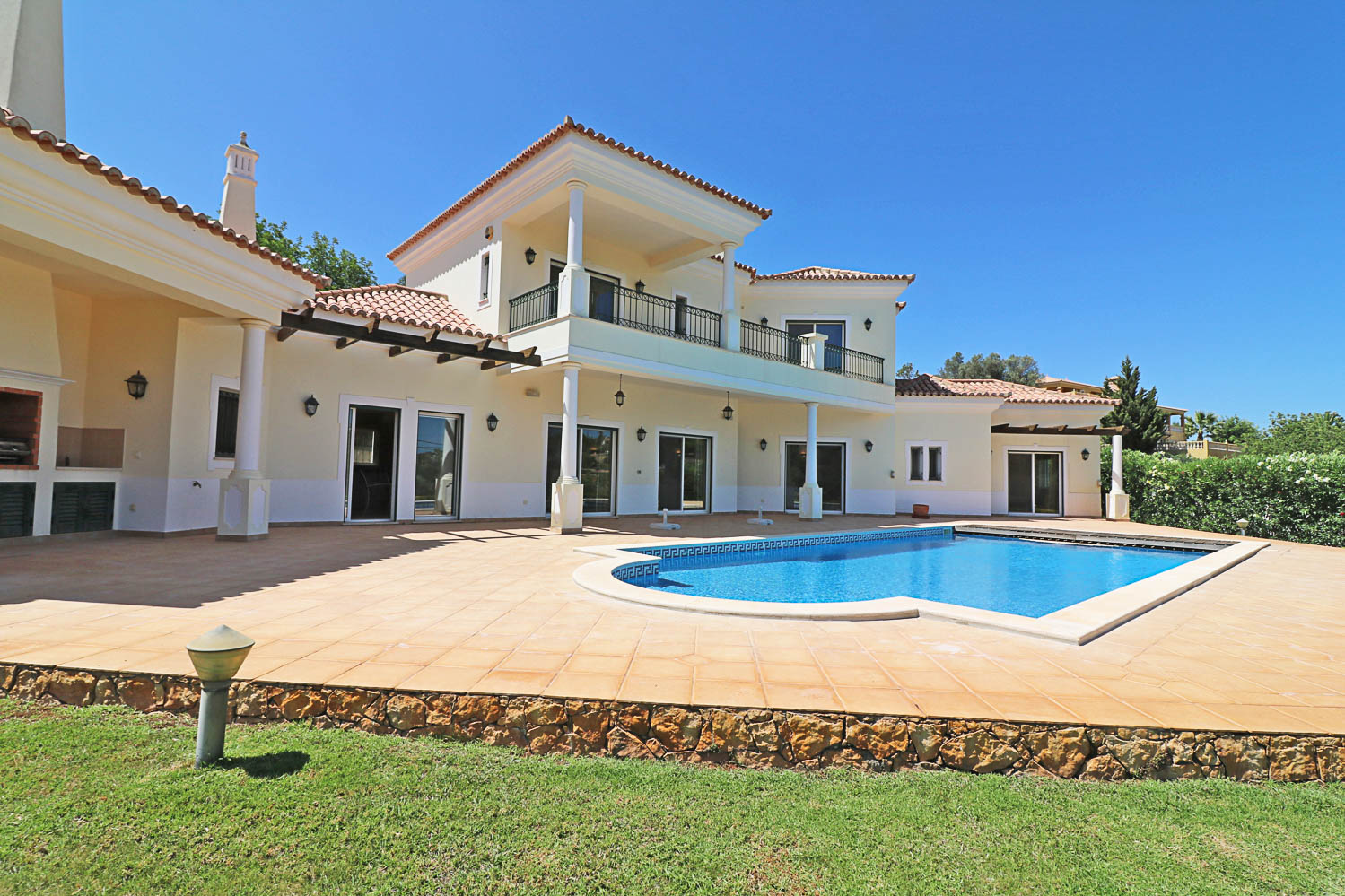 Spacious Four Bedroom Villa with Heated Swimming Pool, Loulé