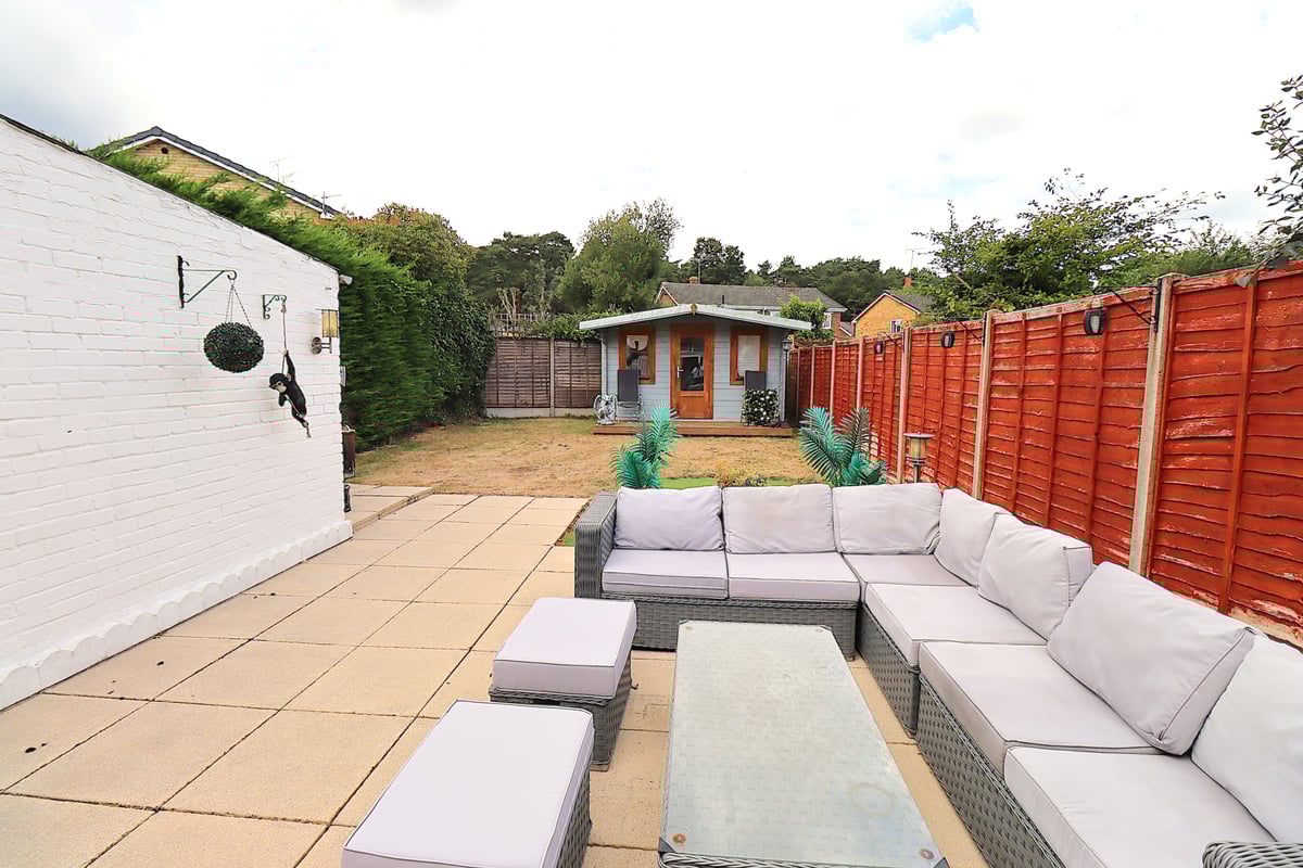  Shepherds Walk, FARNBOROUGH, GU14 9EY