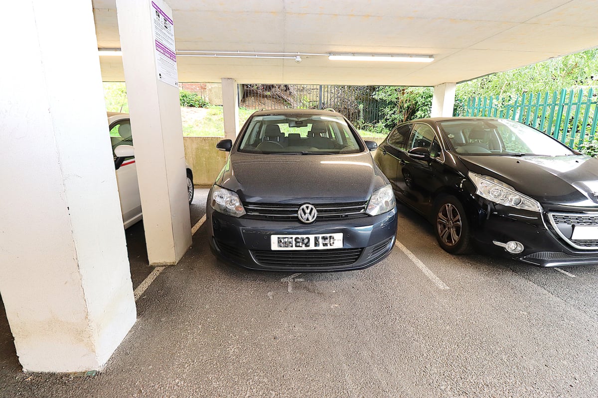 Farnborough Road, Farnborough, GU14 7GZ