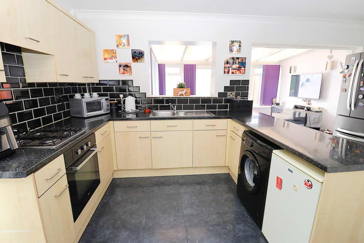  Shepherds Walk, FARNBOROUGH, GU14 9EY