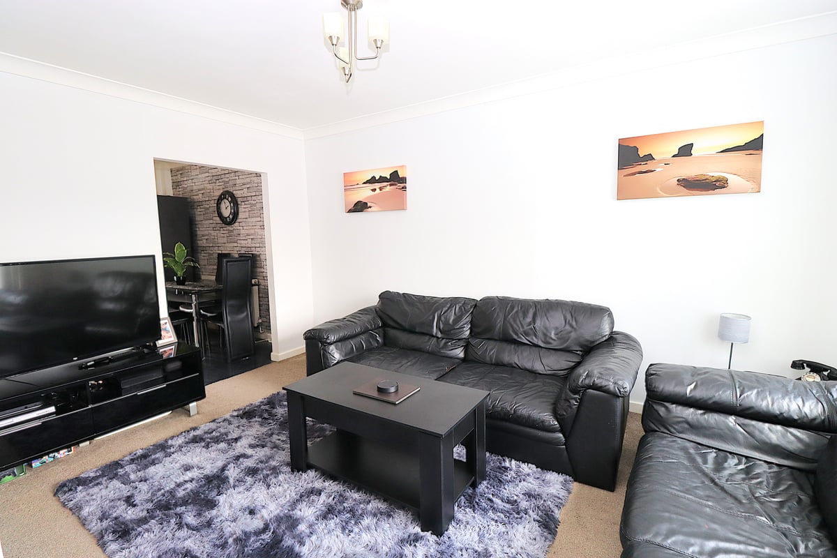  Shepherds Walk, FARNBOROUGH, GU14 9EY