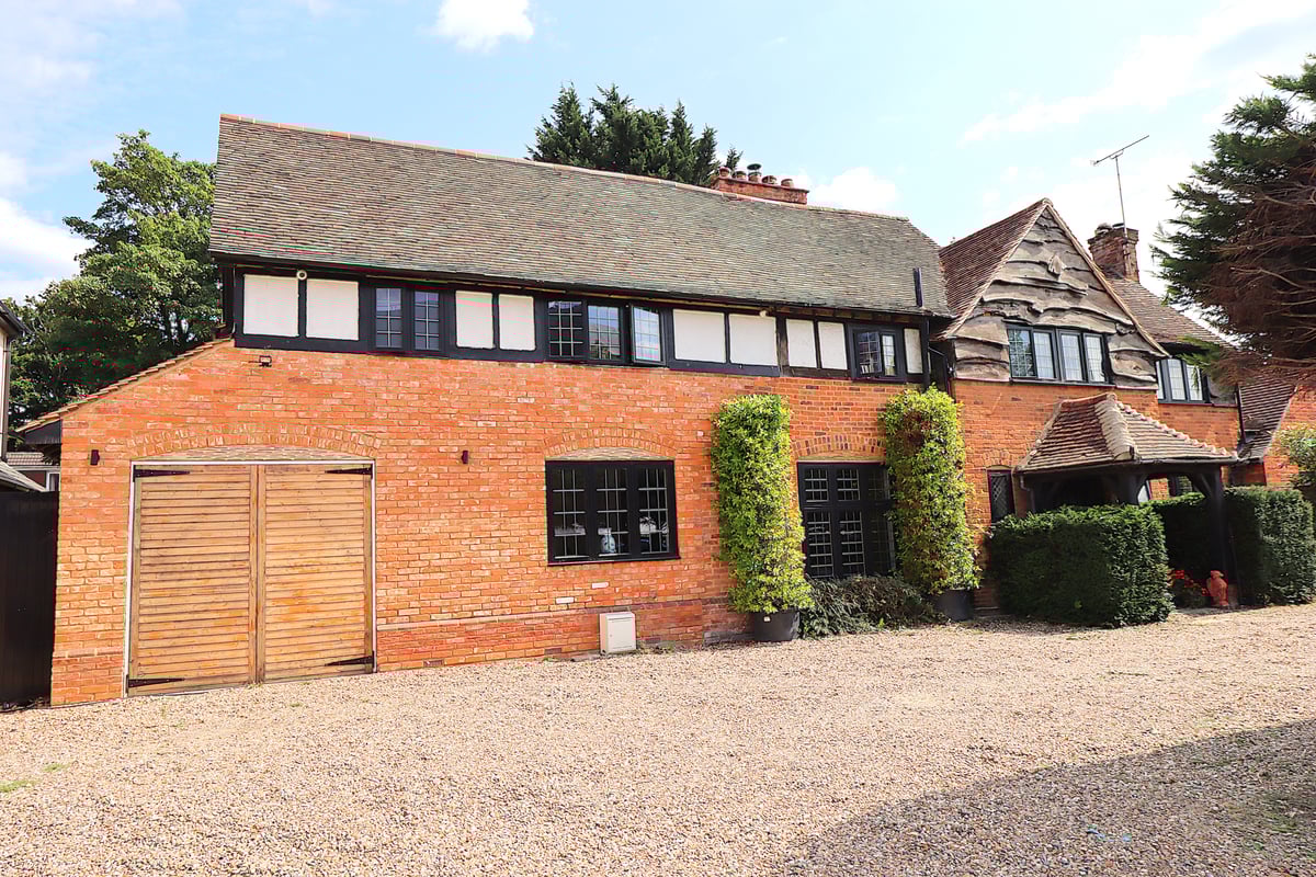 Farnborough Road, Farnborough, GU14 7JL