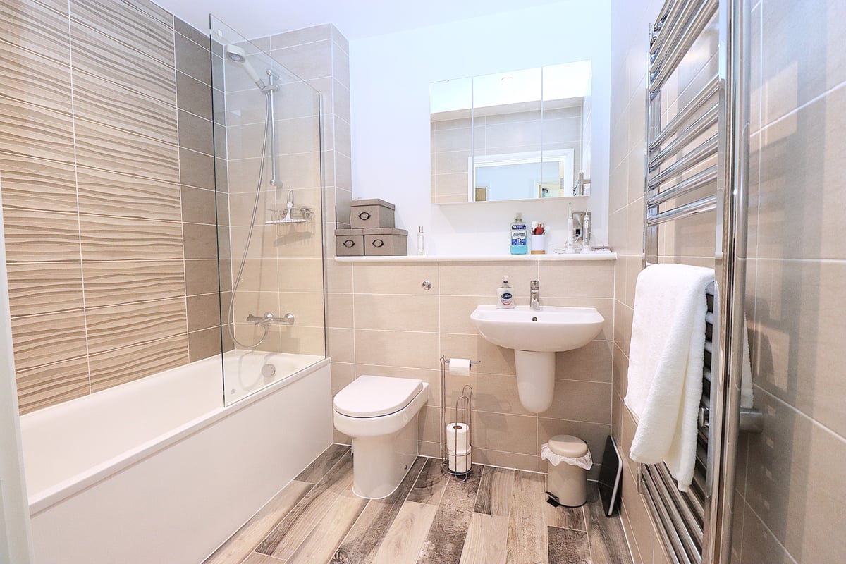 Farnborough Road, Farnborough, GU14 7GZ