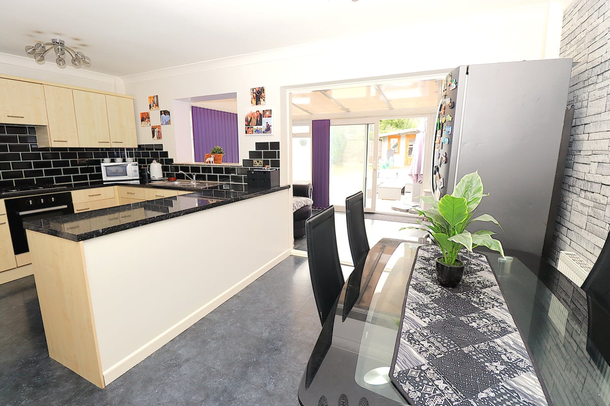  Shepherds Walk, FARNBOROUGH, GU14 9EY