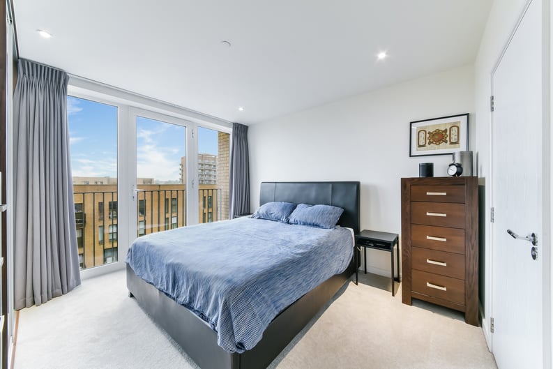 2 bedroom(s) apartment to sale in Moorhen Drive, London-image 3
