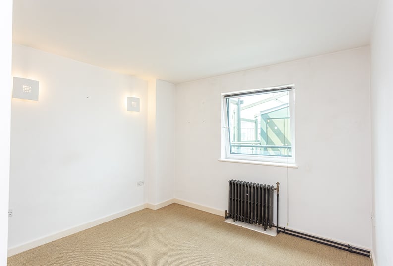 2 bedroom(s) apartment to sale in Hopton Road, Woolwich, London-image 8