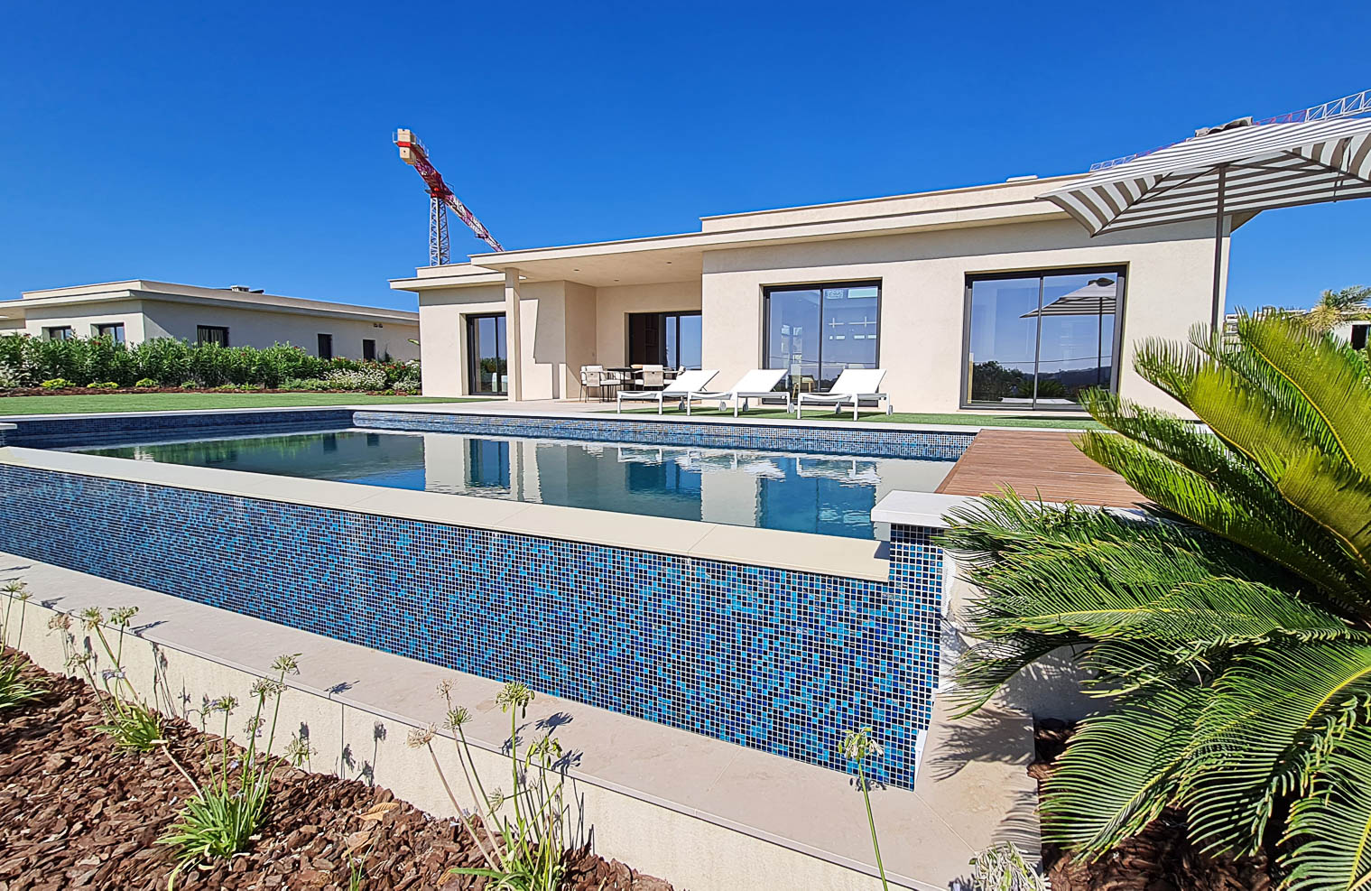 New Luxury  4 Bedroom Villa with Private Pool and Garage, in Gated Estate, Faro