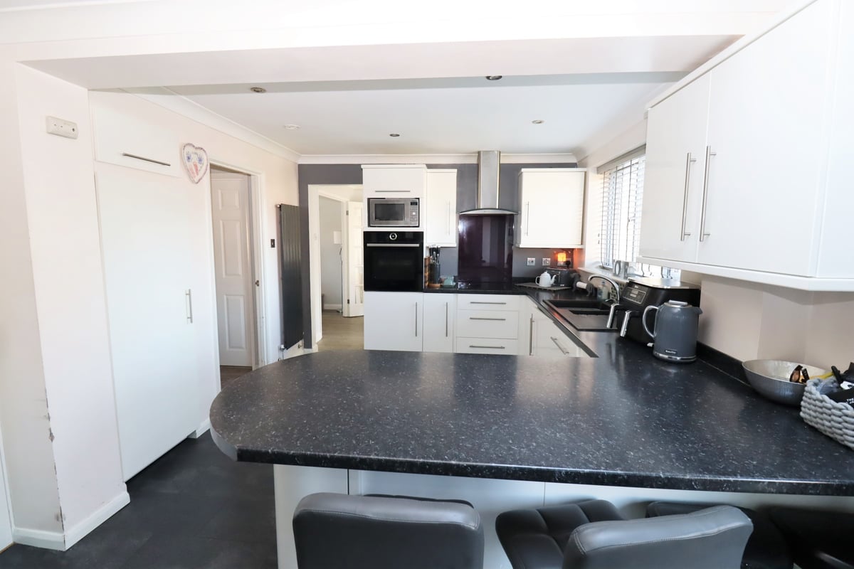 Ryves Avenue, Yateley, GU46 6FD