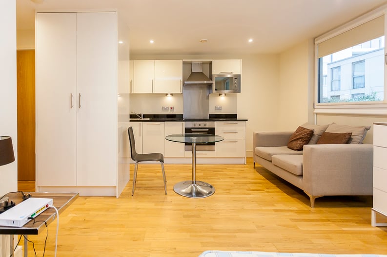 1 bedroom(s) apartment to sale in Lanterns Court, Millharbour, Canary Wharf, London-image 1