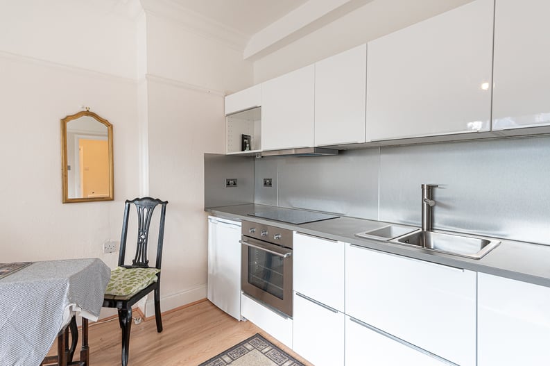 2 bedroom(s) apartment to sale in Cholmeley Park, Highgate Village, London-image 4