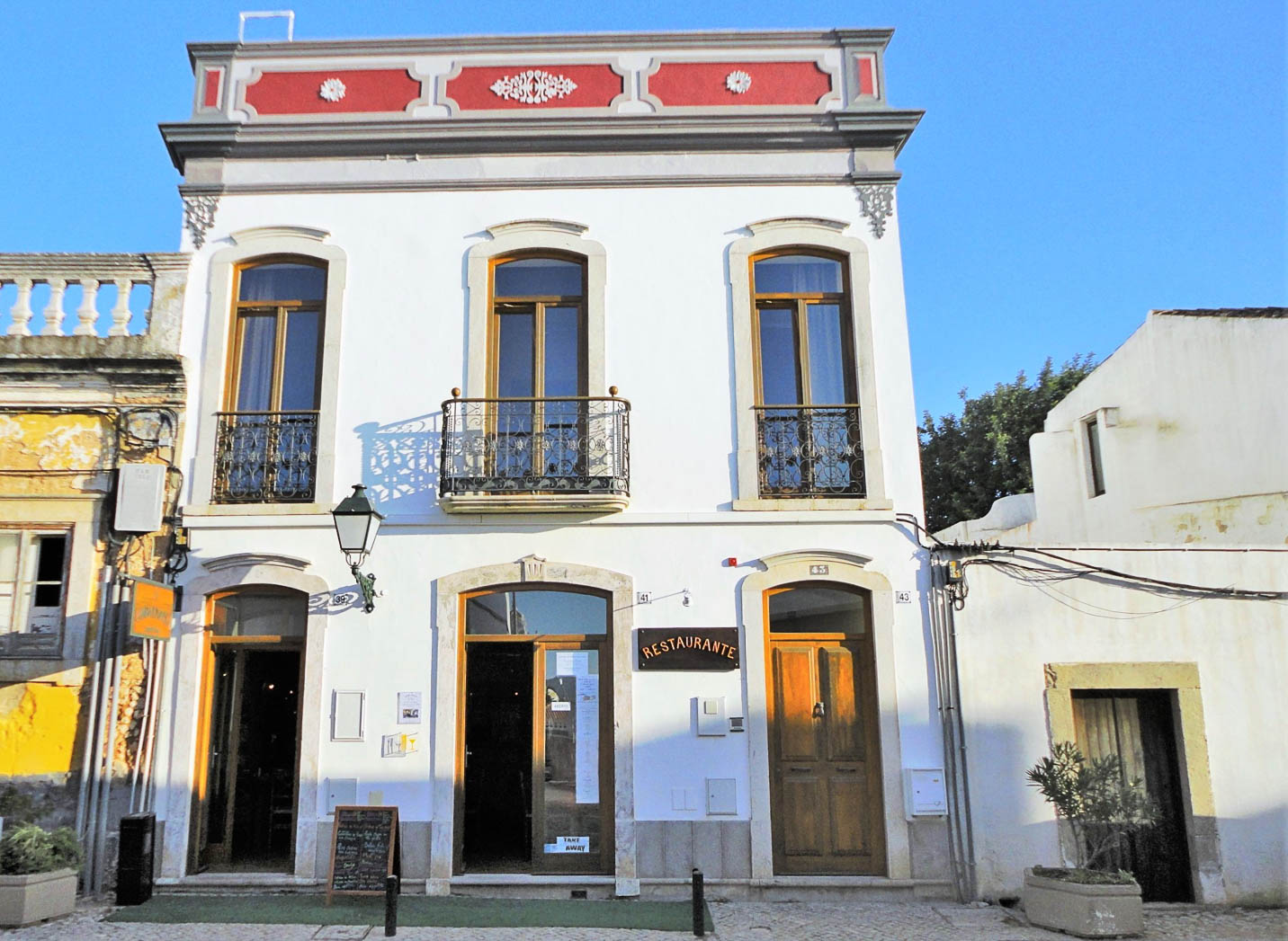Townhouse with Restaurante and Two Separate Apartments, Estoi