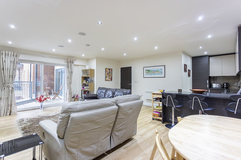 2 bedroom(s) apartment to sale in Aerodrome Road, Colindale, London-image 4