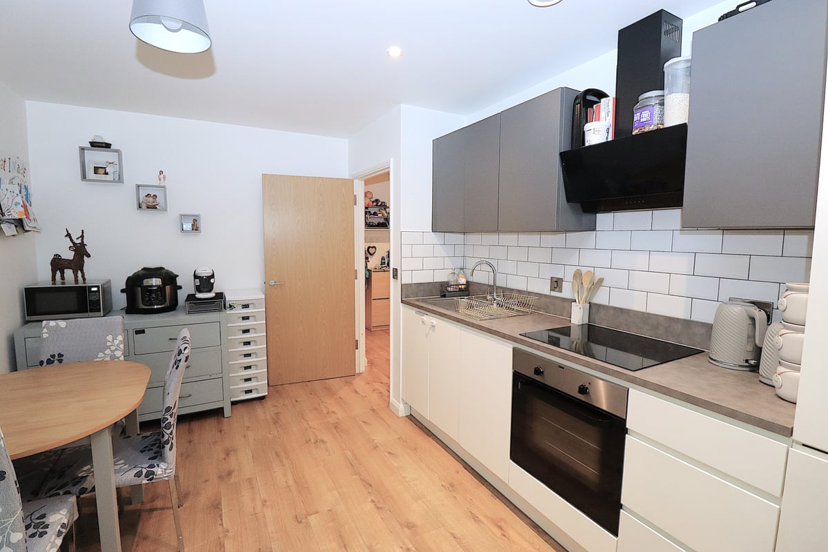 Farnborough Road, Farnborough, GU14 7GZ