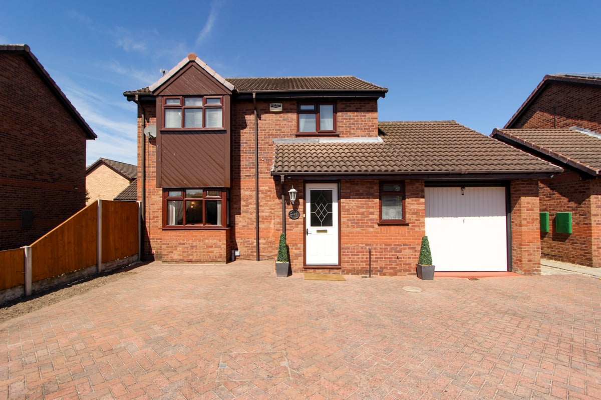 3 bedroom detached house for sale, Farnborough Drive, Cantley