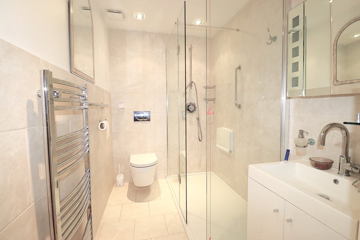 24 Cooper Court, Salisbury Road, Farnborough, GU14 7AZ