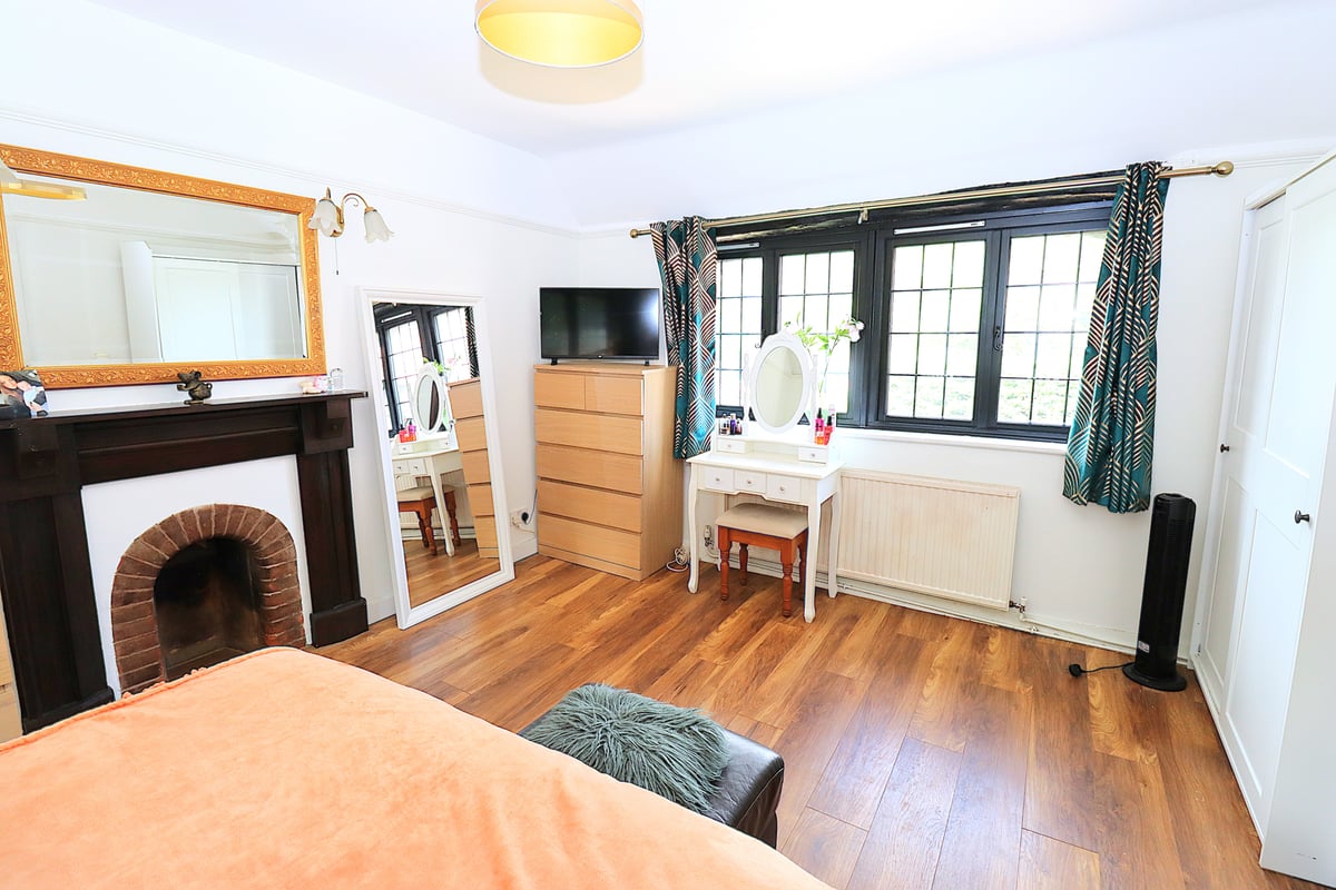 Farnborough Road, Farnborough, GU14 7JL