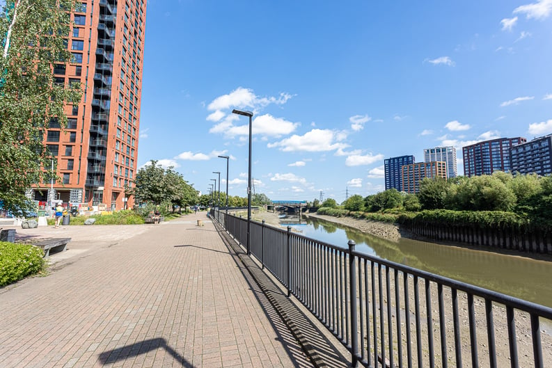 1 bedroom(s) apartment to sale in Silvocea Way, Canning Town, London-image 4