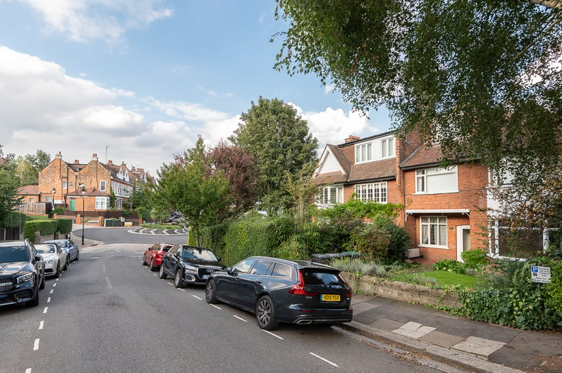 2 bedroom(s) apartment to sale in Cholmeley Park, Highgate Village, London-image 11