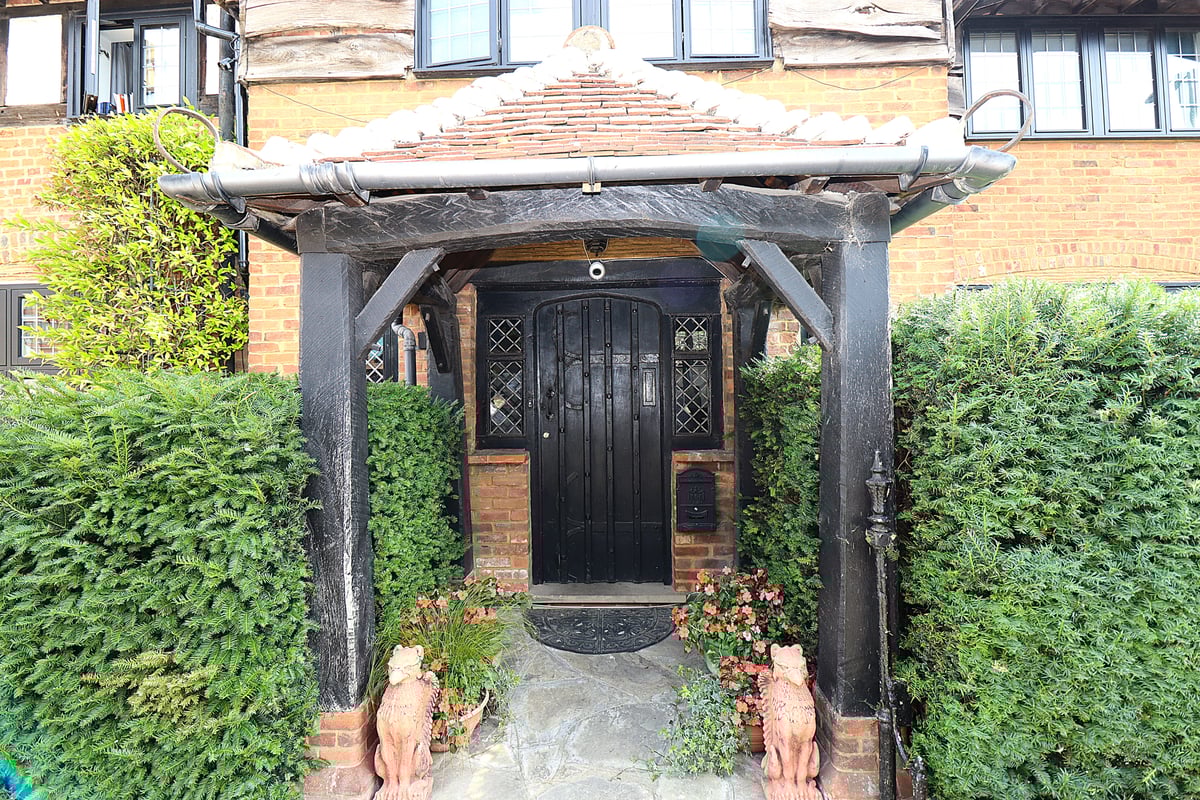 Farnborough Road, Farnborough, GU14 7JL