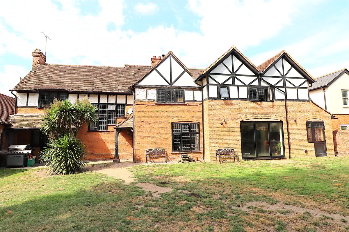 Farnborough Road, Farnborough, GU14 7JL