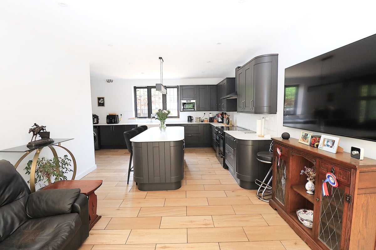 Farnborough Road, Farnborough, GU14 7JL