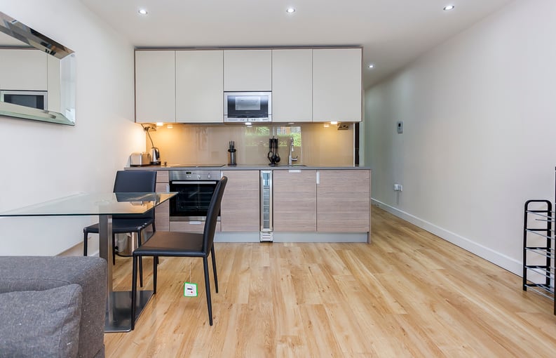 Studio apartment to sale in Boulevard Drive, Colindale, London-image 2