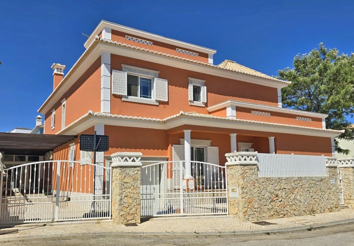 Main Photo of a 4 bedroom  Villa for sale