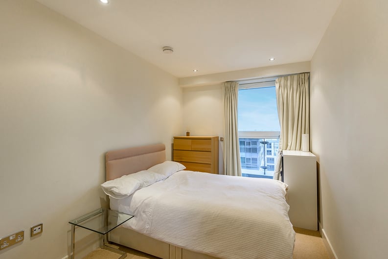3 bedroom(s) apartment to sale in The Boulevard, London-image 11