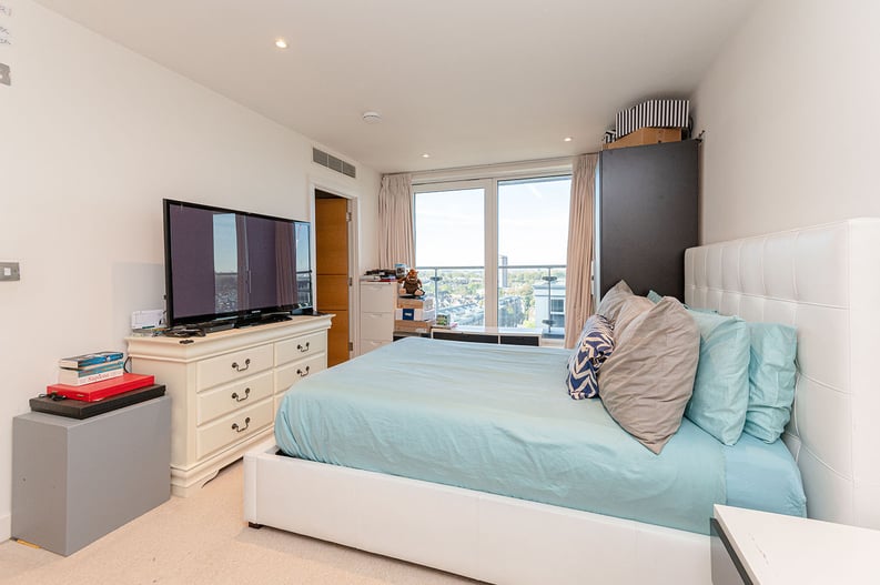 3 bedroom(s) apartment to sale in The Boulevard, London-image 18