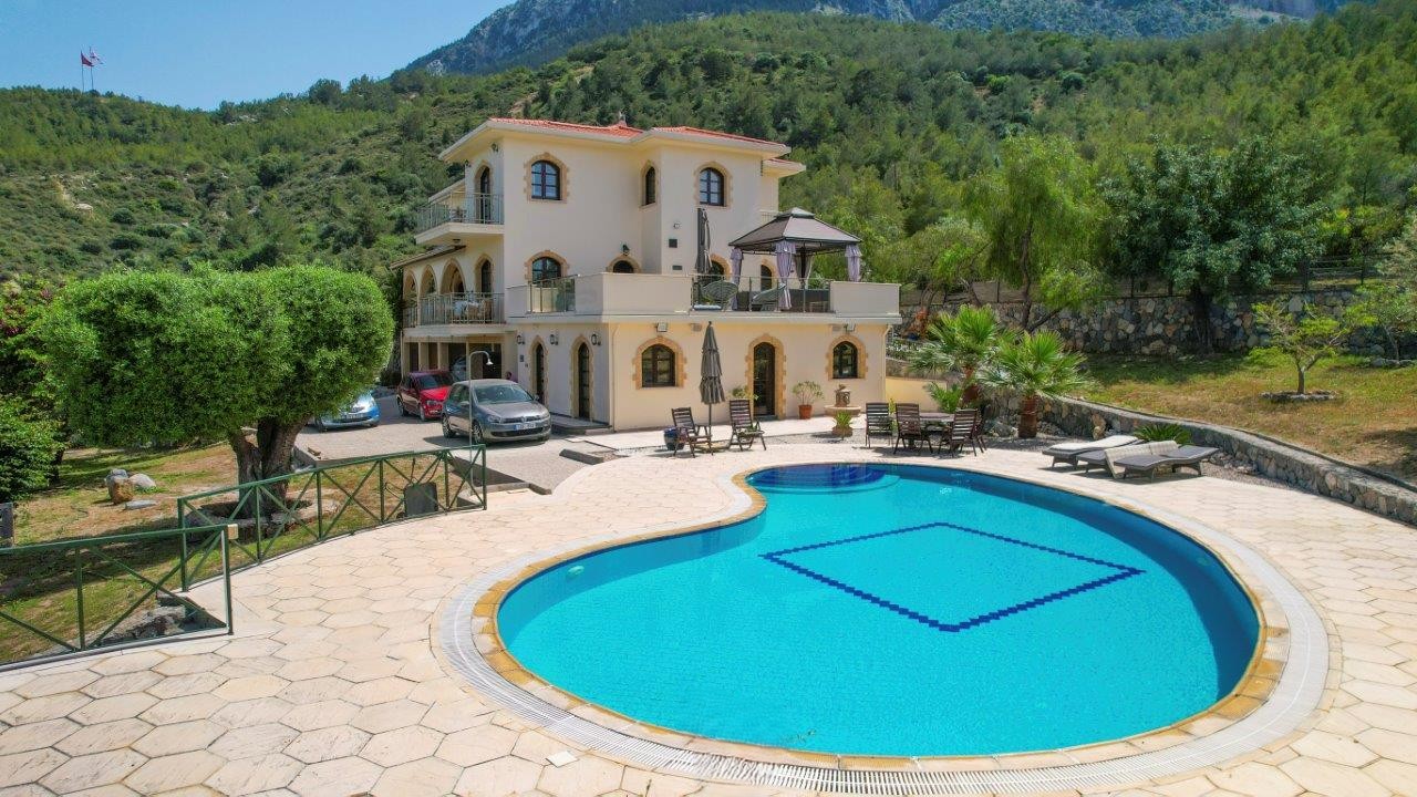 * Prestigious Lapta Villa with Guest House, Lapta