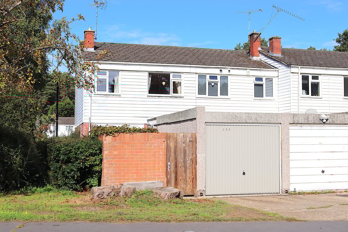 Pinewood Park, Farnborough, GU14 9LF