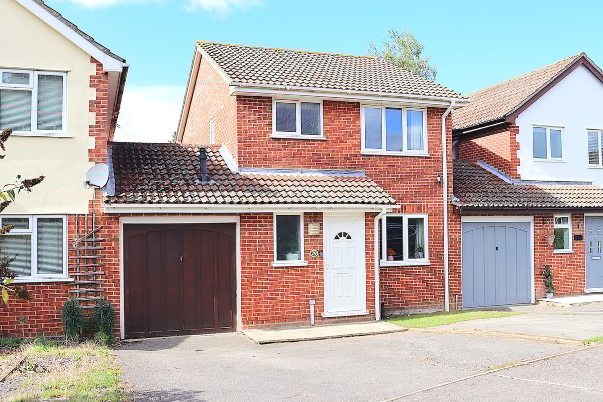 Chamomile Gardens, Farnborough, GU14 9XY