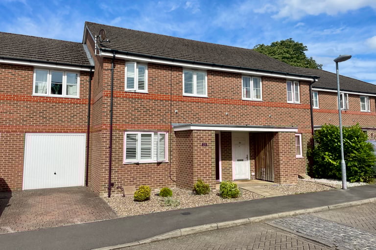 FARNBOROUGH, £400,000