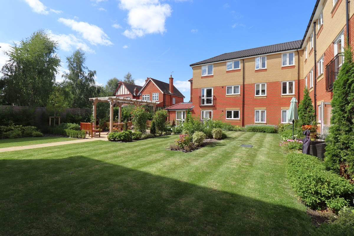 Yates Lodge, Victoria Road, Farnborough, GU14 7PN