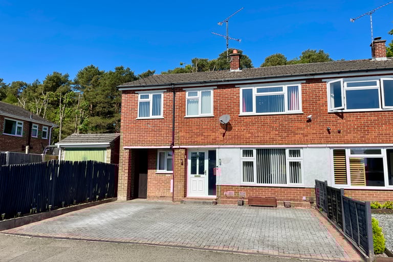 FARNBOROUGH, £475,000