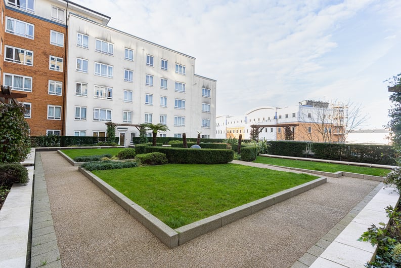 3 bedroom(s) apartment to sale in Boulevard Drive, Colindale, London-image 20