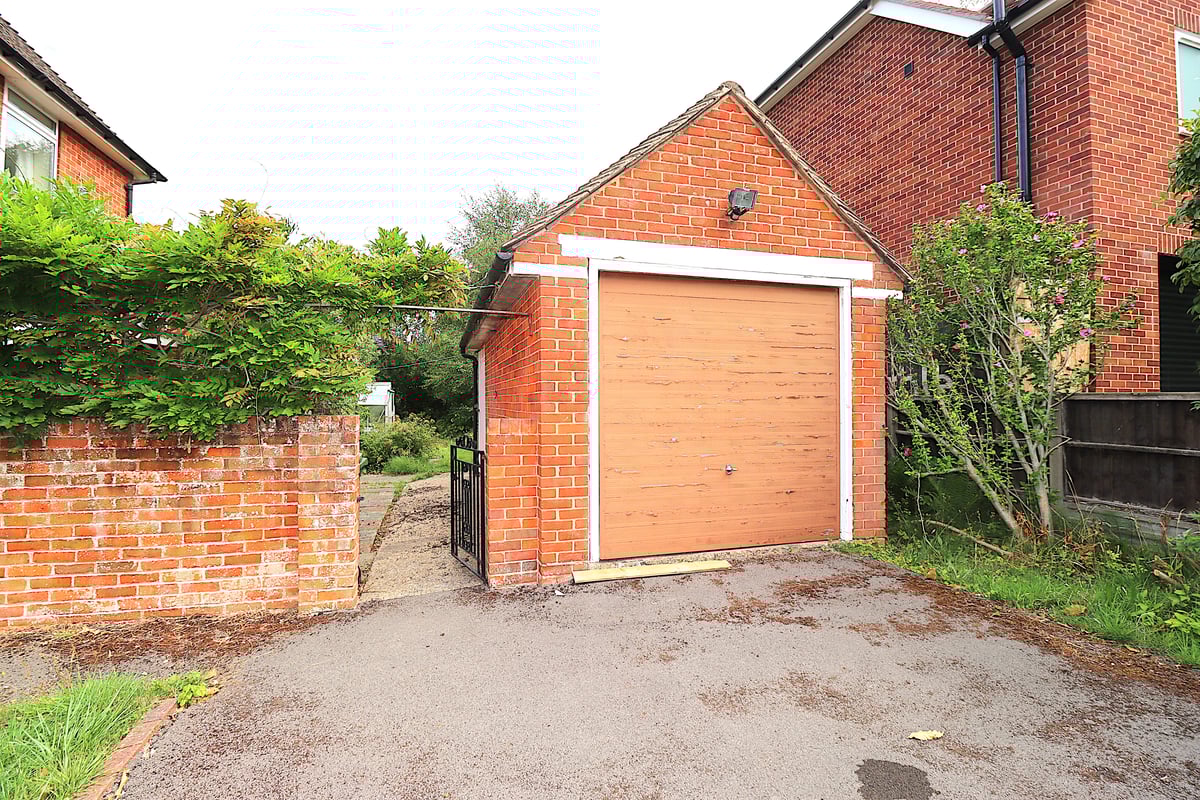 Revelstoke Avenue, Farnborough, GU14 8NQ