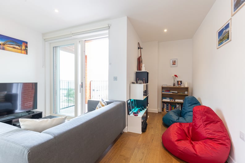 1 bedroom(s) apartment to sale in Lismore Boulevard, London-image 4
