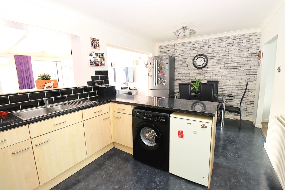 Shepherds Walk, FARNBOROUGH, GU14 9EY