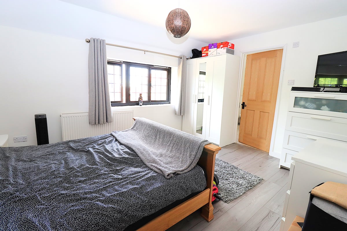 Farnborough Road, Farnborough, GU14 7JL