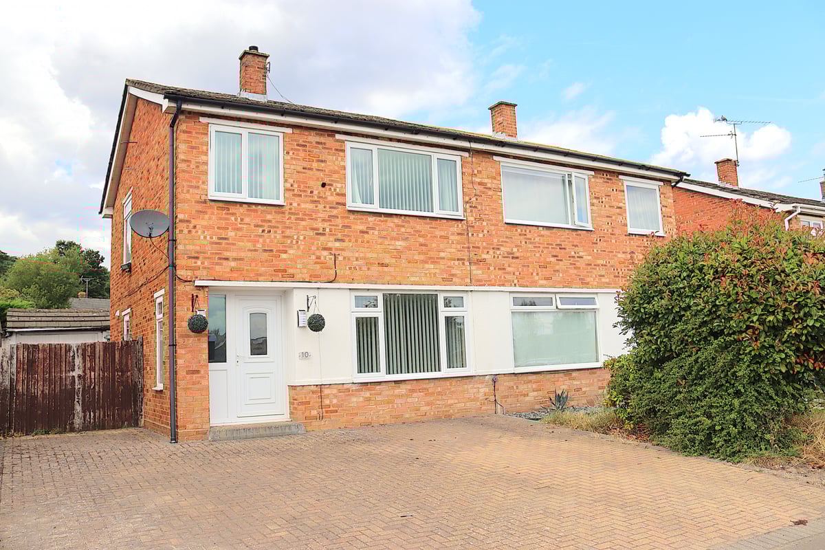  Shepherds Walk, FARNBOROUGH, GU14 9EY