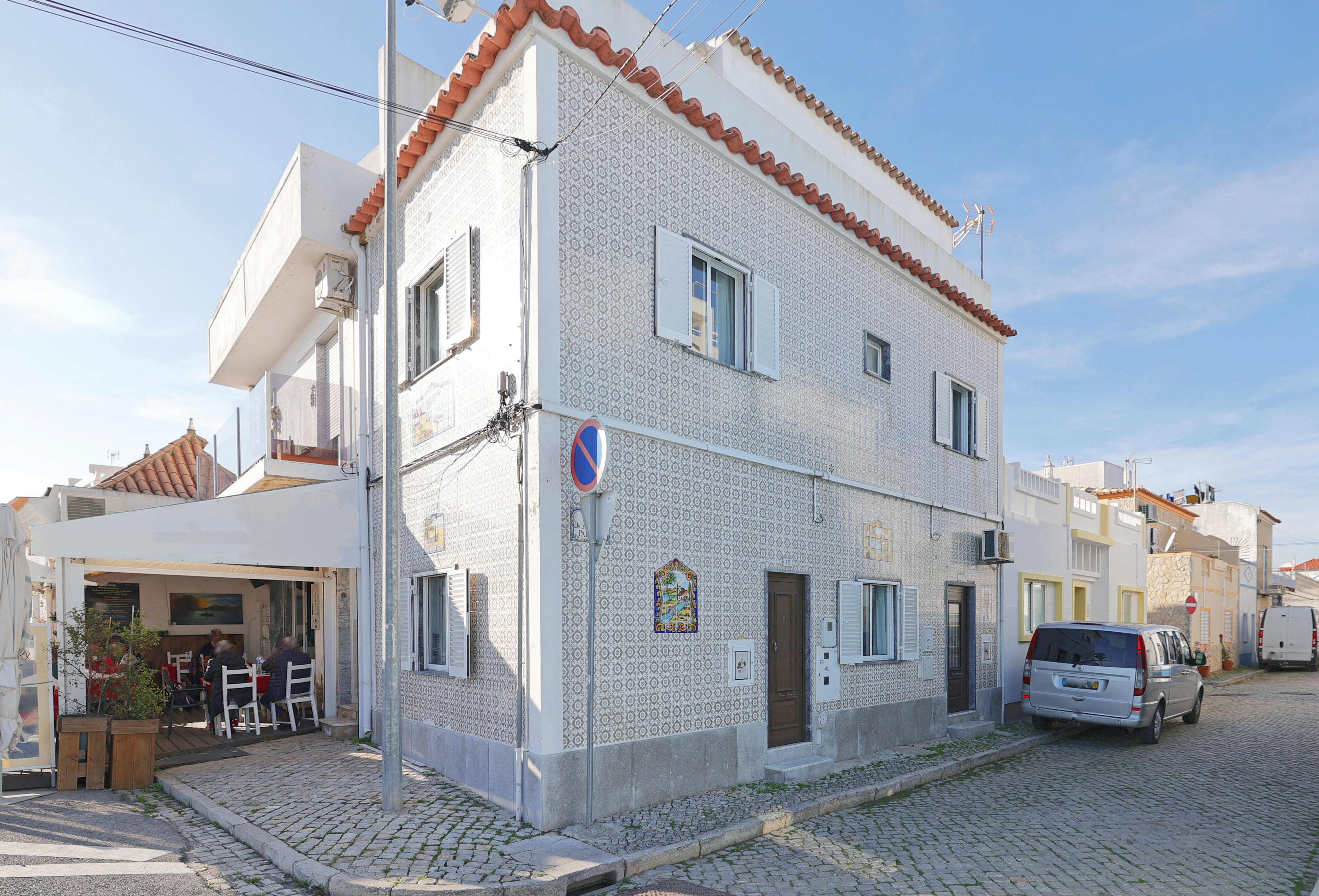 Townhouse with commercial part, in front of the Ria Formosa, Santa Luzia